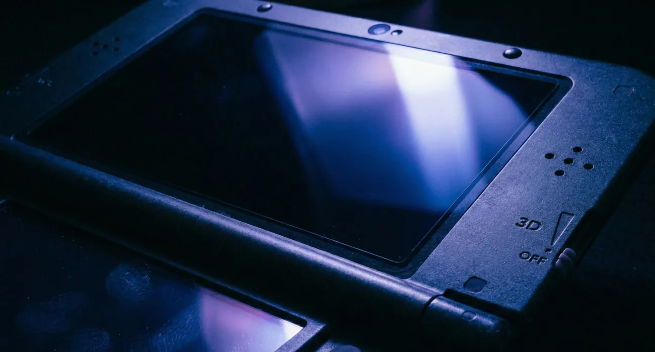Close-up van een New Nintendo 3DS XL in donker licht