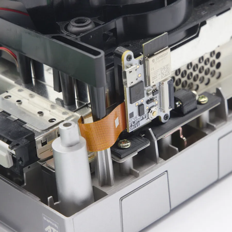 Een GameCube met de Pico Loader netjes geïnstalleerd